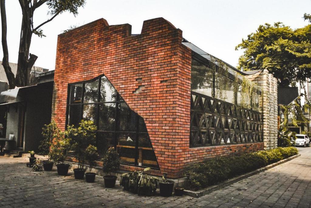Amos Cozy Hotel Melawai Jakarta Exterior foto