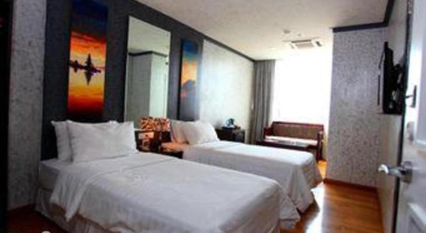 Amos Cozy Hotel Melawai Jakarta Exterior foto