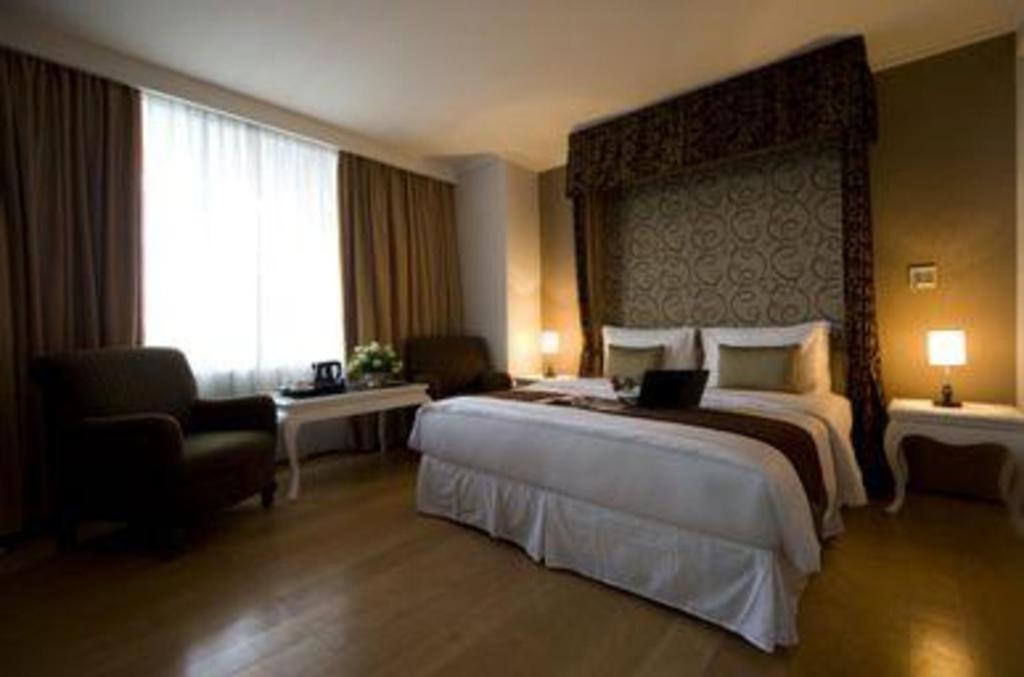 Amos Cozy Hotel Melawai Jakarta Exterior foto