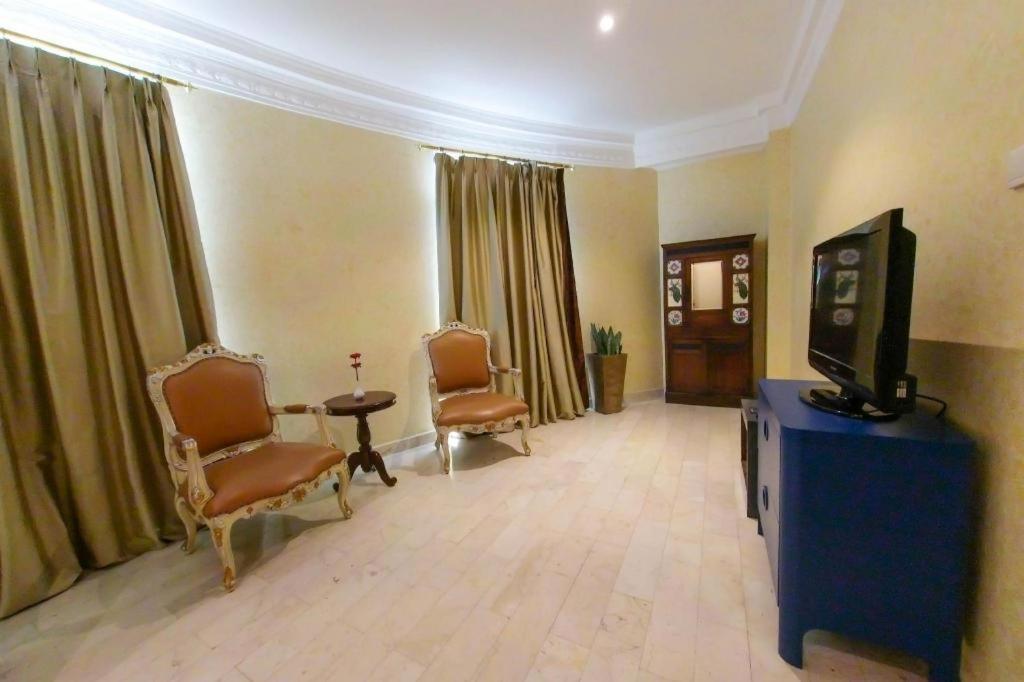 Amos Cozy Hotel Melawai Jakarta Exterior foto