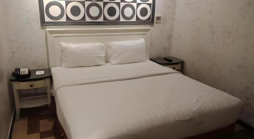Amos Cozy Hotel Melawai Jakarta Exterior foto